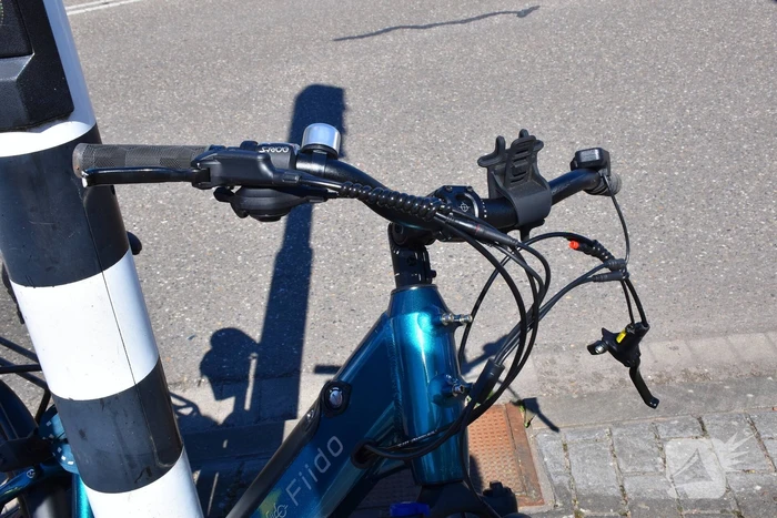 Scooterrijder en fietser botsen