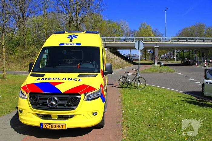 Fietser komt ten val na aanrijding