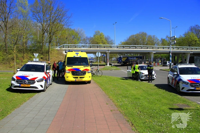 Fietser komt ten val na aanrijding