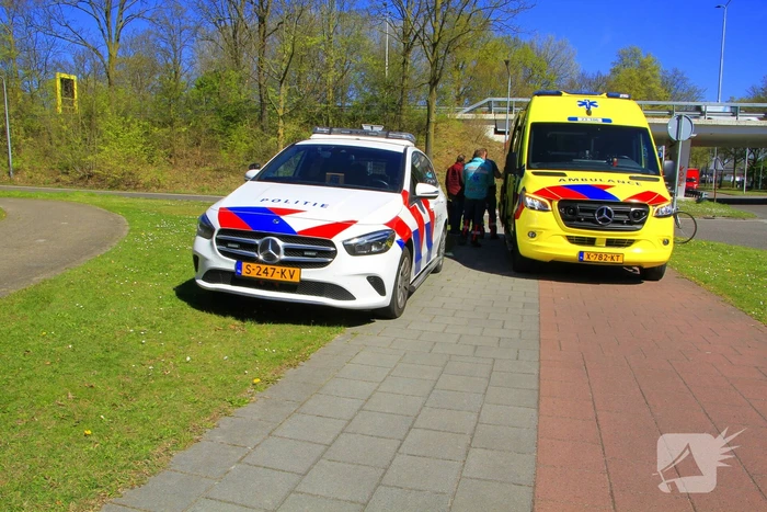 Fietser komt ten val na aanrijding