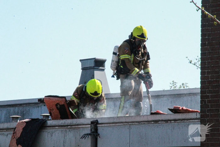 Brand op dak van onderwijsinstelling