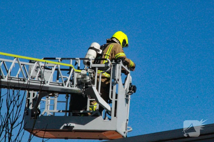 Brand op dak van onderwijsinstelling