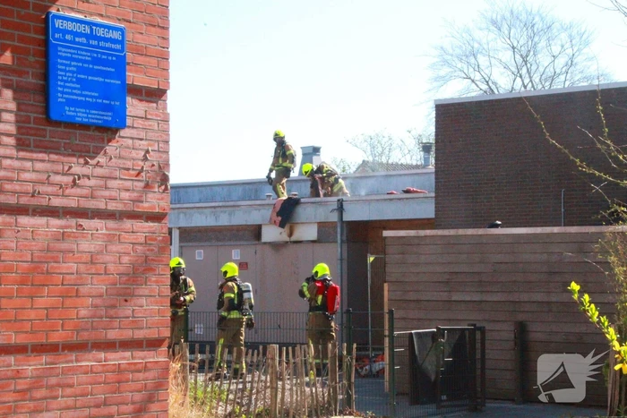 Brand op dak van onderwijsinstelling