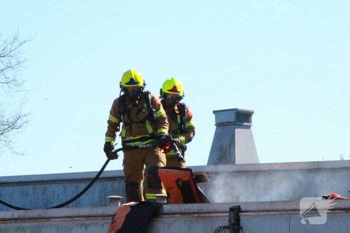 Brand op dak van onderwijsinstelling