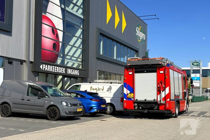 Brandweer ventileert bowlinghal na vreemde geur