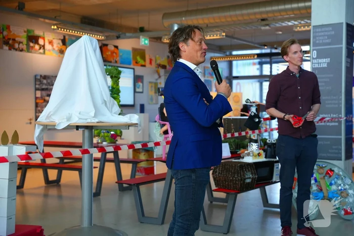 Wethouder onthult kunstwerken gemaakt van afval op straat