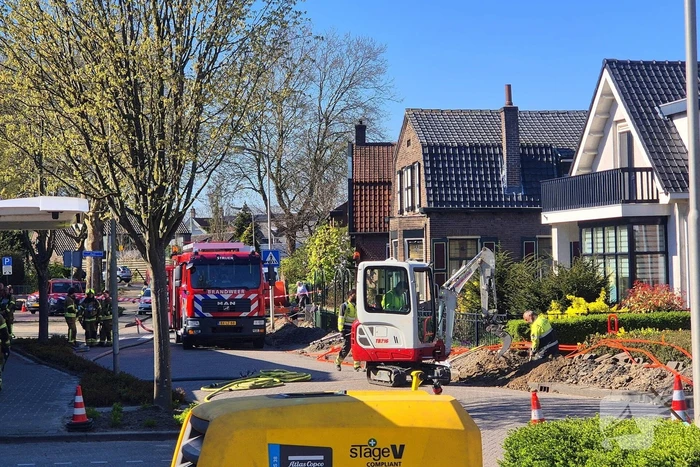 Brandweer schaalt op bij geraakte gasleiding