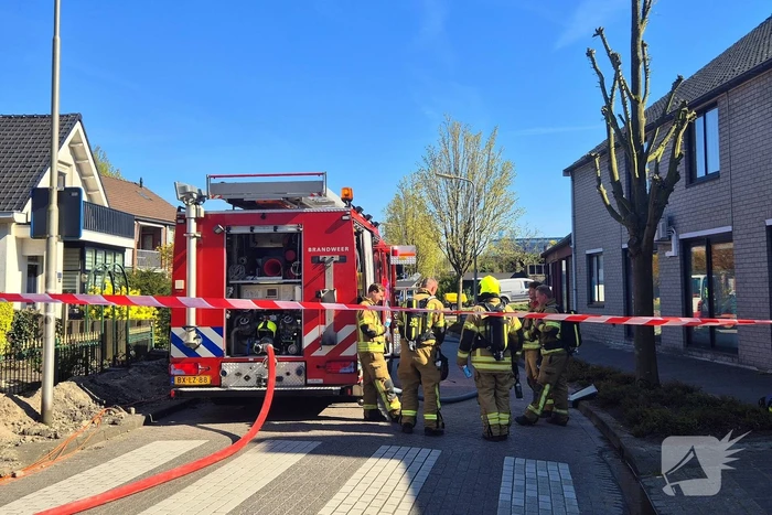 Brandweer schaalt op bij geraakte gasleiding