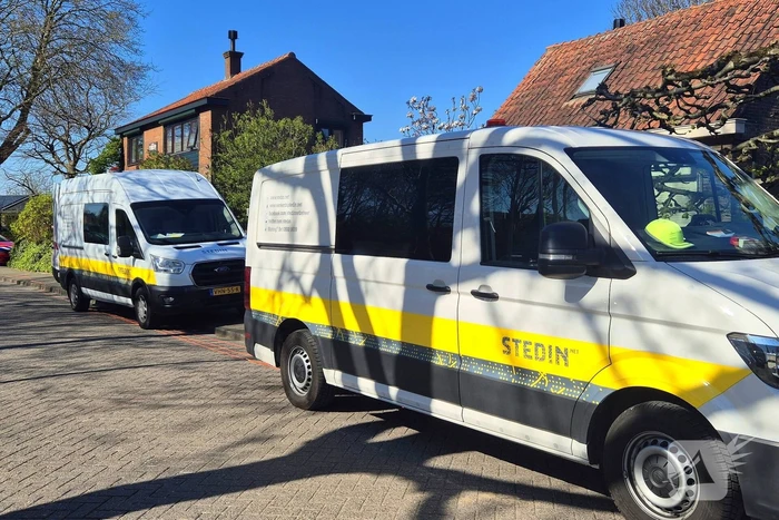 Brandweer schaalt op bij geraakte gasleiding