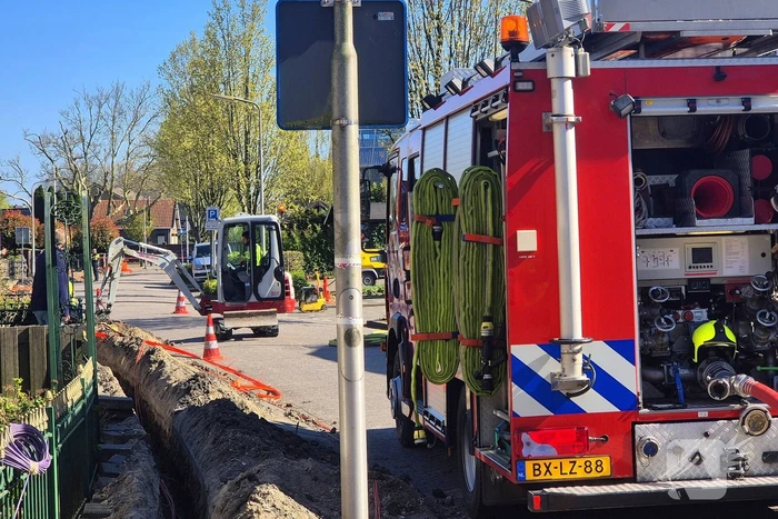 Brandweer schaalt op bij geraakte gasleiding