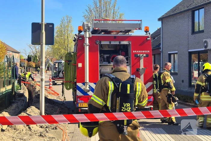 Brandweer schaalt op bij geraakte gasleiding