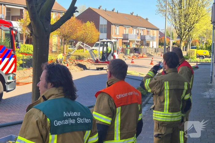 Brandweer schaalt op bij geraakte gasleiding
