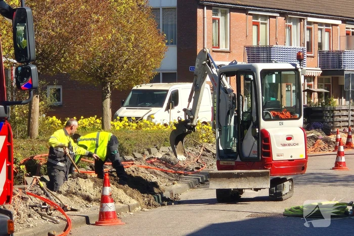 Brandweer schaalt op bij geraakte gasleiding