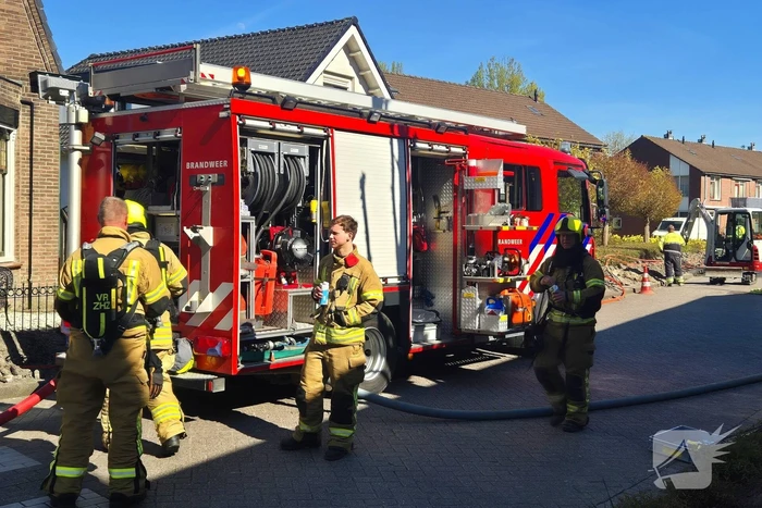 Brandweer schaalt op bij geraakte gasleiding