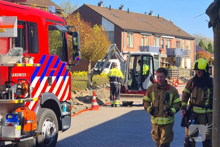 Brandweer schaalt op bij geraakte gasleiding