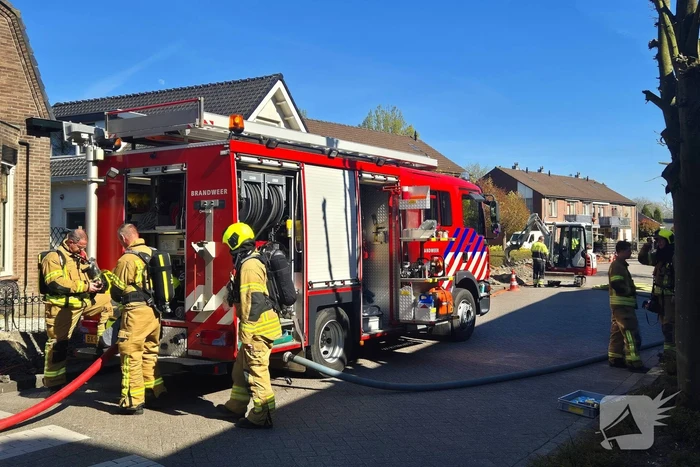 Brandweer schaalt op bij geraakte gasleiding