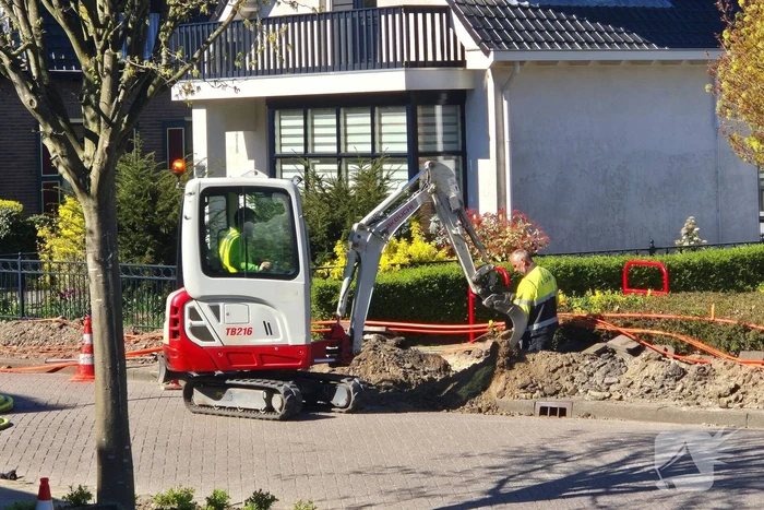 Brandweer schaalt op bij geraakte gasleiding