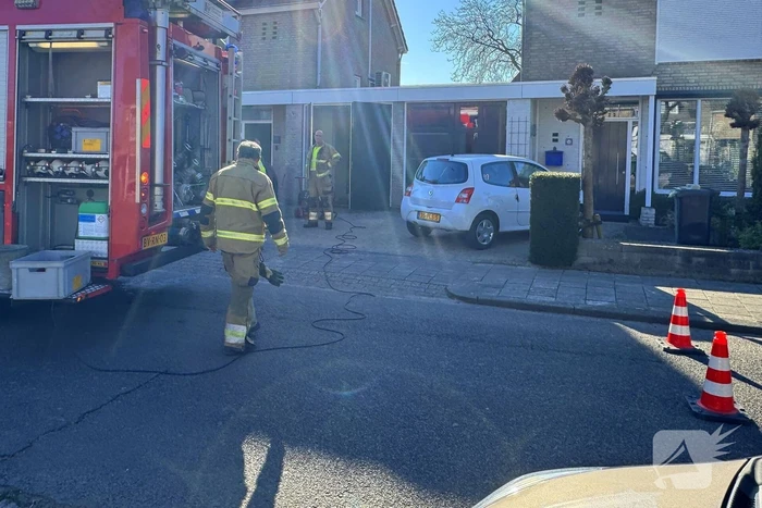 Brandweer ventileert woning na brand
