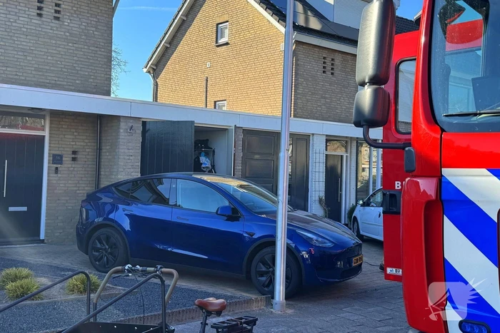 Brandweer ventileert woning na brand