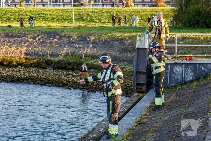 Brandweer doorzoekt water na voertuig te water