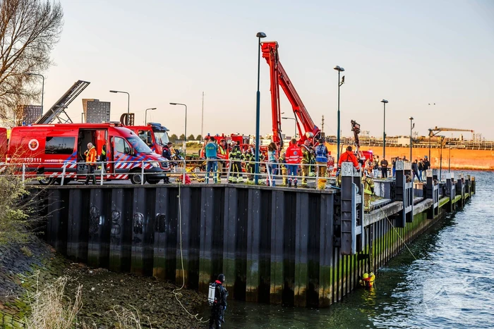 Brandweer doorzoekt water na voertuig te water