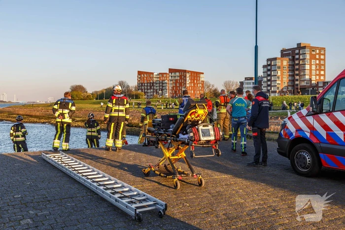 Brandweer doorzoekt water na voertuig te water