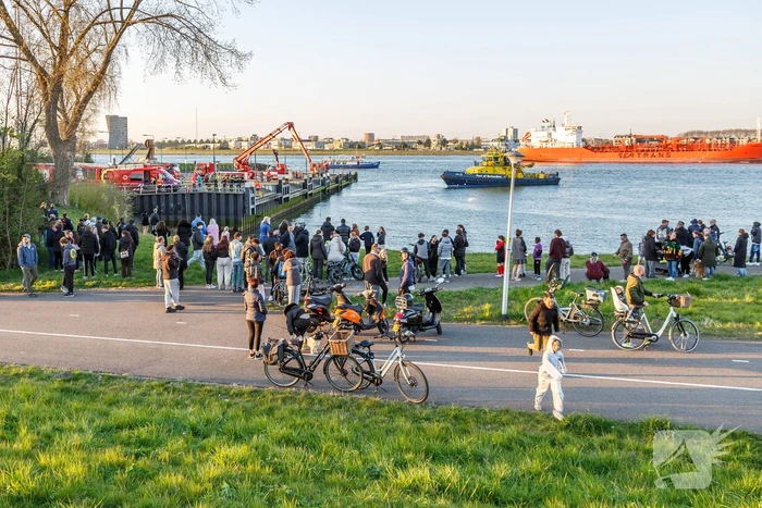 Brandweer doorzoekt water na voertuig te water