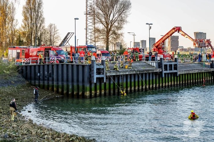 Brandweer doorzoekt water na voertuig te water