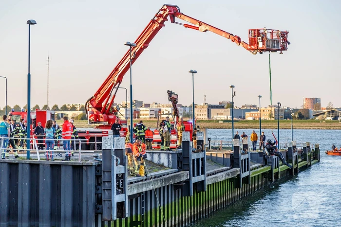 Brandweer doorzoekt water na voertuig te water
