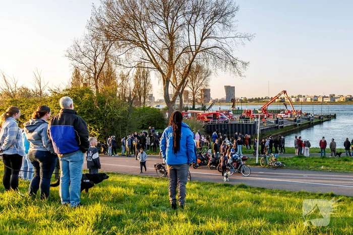 Brandweer doorzoekt water na voertuig te water