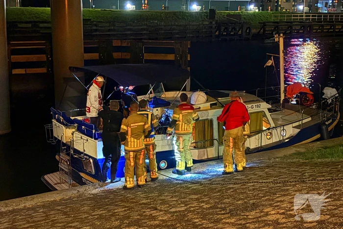 Boot maakt water, brandweer pompt water weg