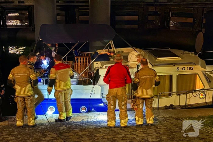 Boot maakt water, brandweer pompt water weg