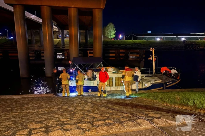 Boot maakt water, brandweer pompt water weg