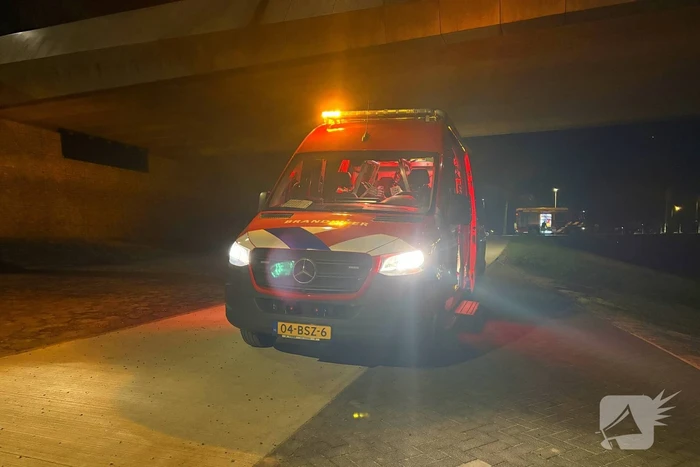 Boot maakt water, brandweer pompt water weg