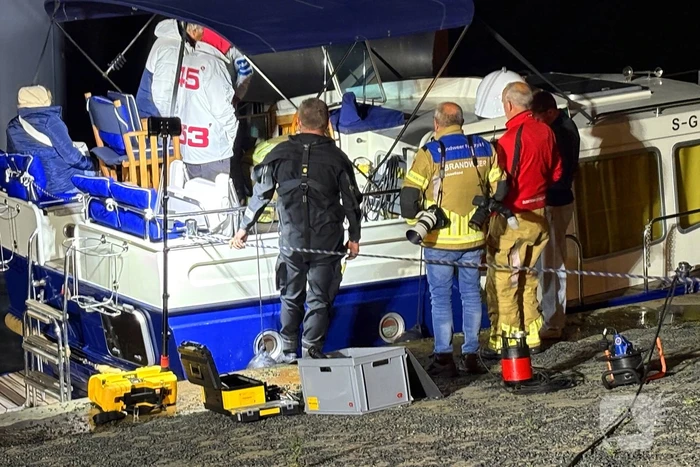 Boot maakt water, brandweer pompt water weg