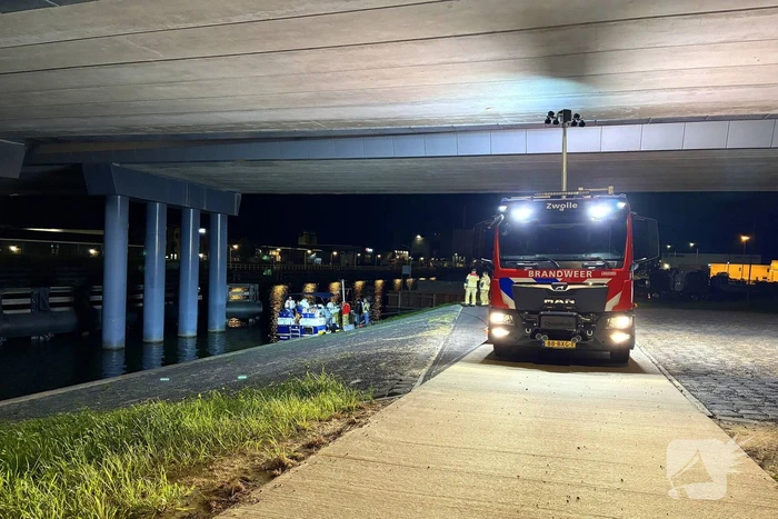 Boot maakt water, brandweer pompt water weg
