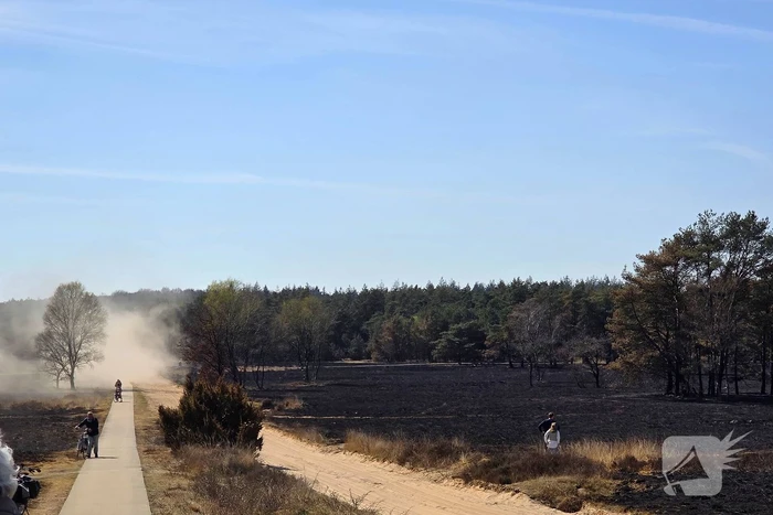 Rook waargenomen op heide brandweer blust brand