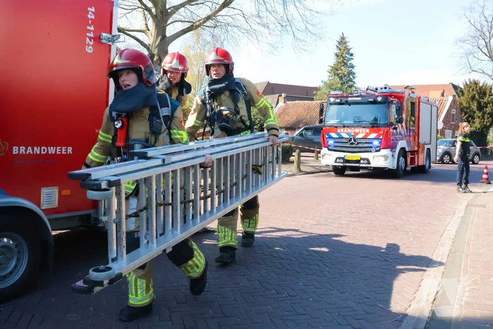 Brand op dak snel onder controle