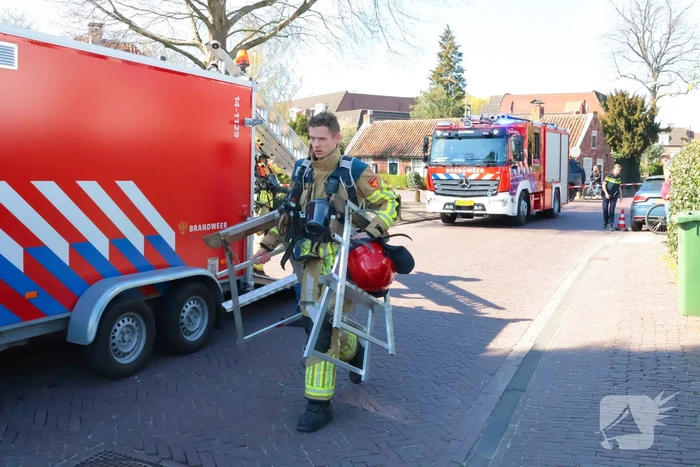 Brand op dak snel onder controle