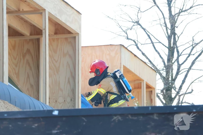 Brand op dak snel onder controle