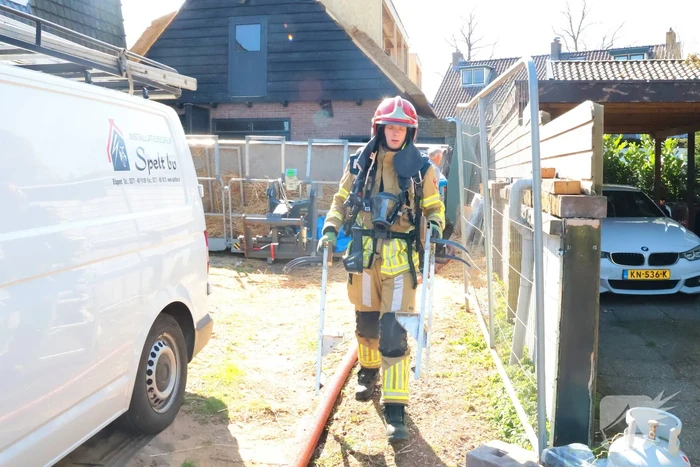 Brand op dak snel onder controle