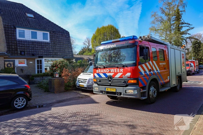 Brand op dak snel onder controle