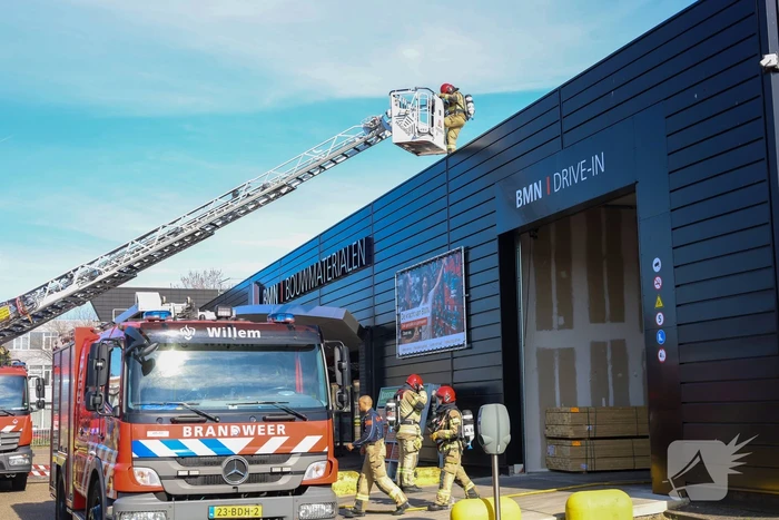 Brand bij BMN bouwmaterialen snel onder controle