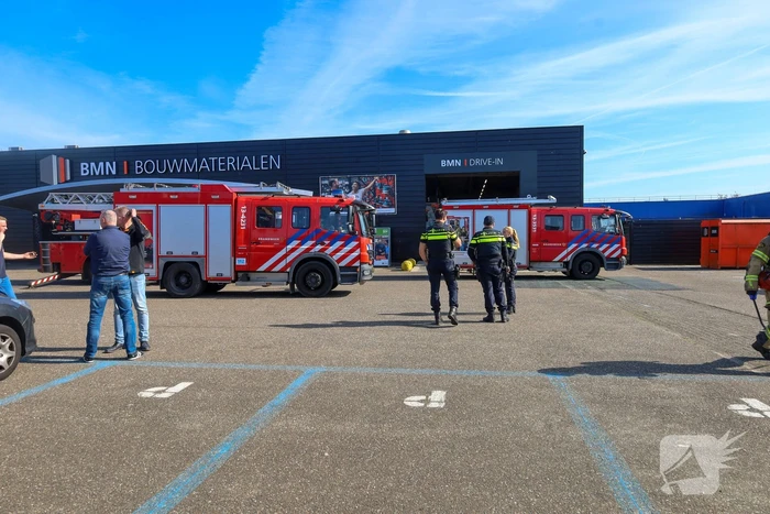 Brand bij BMN bouwmaterialen snel onder controle