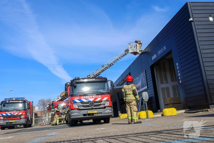 Brand bij BMN bouwmaterialen snel onder controle