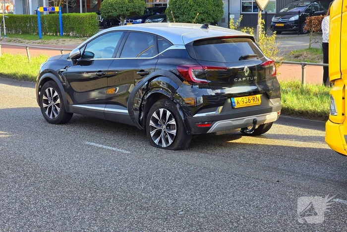 Vrachtwagen en personenauto met elkaar in botsing
