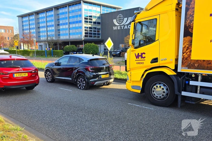 Vrachtwagen en personenauto met elkaar in botsing