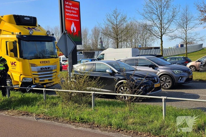 Vrachtwagen en personenauto met elkaar in botsing