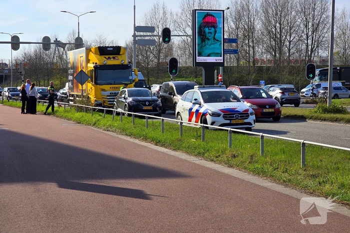 Vrachtwagen en personenauto met elkaar in botsing