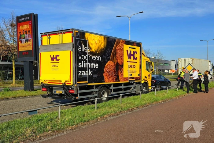 Vrachtwagen en personenauto met elkaar in botsing